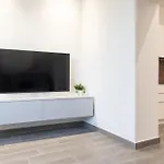 Tra Il Borgo E Il *