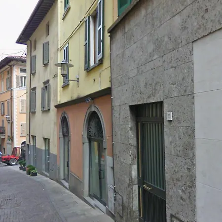 Tra Il Borgo E Il *